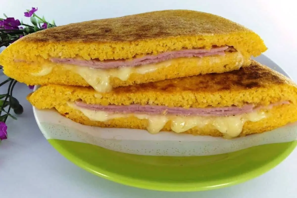 Cuscuz de frigideira recheado: ótima opção para substituir o