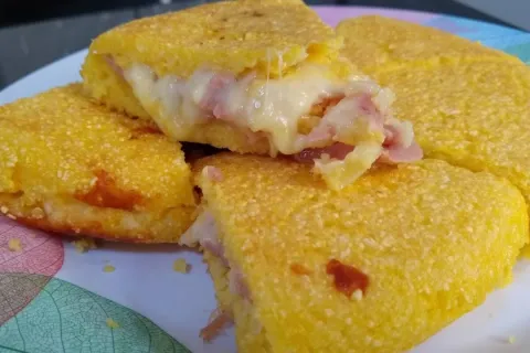 Cuscuz de frigideira recheado: serve bem você e sua família 