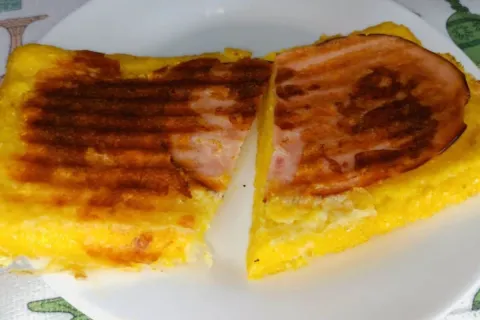 Cuscuz de sanduicheira feito com poucos ingredientes, pratic