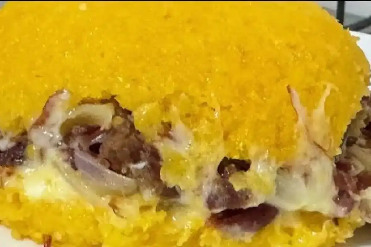 Cuscuz recheado com carne seca e queijo derretido, uma combi