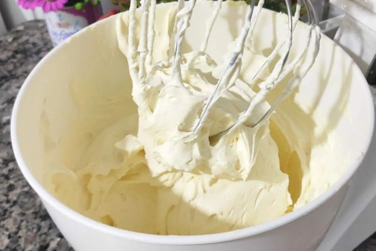 Descubra como fazer recheio de leite ninho para bolos de fes