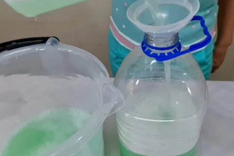 Desinfetante caseiro perfumado e potente para deixar sua cas