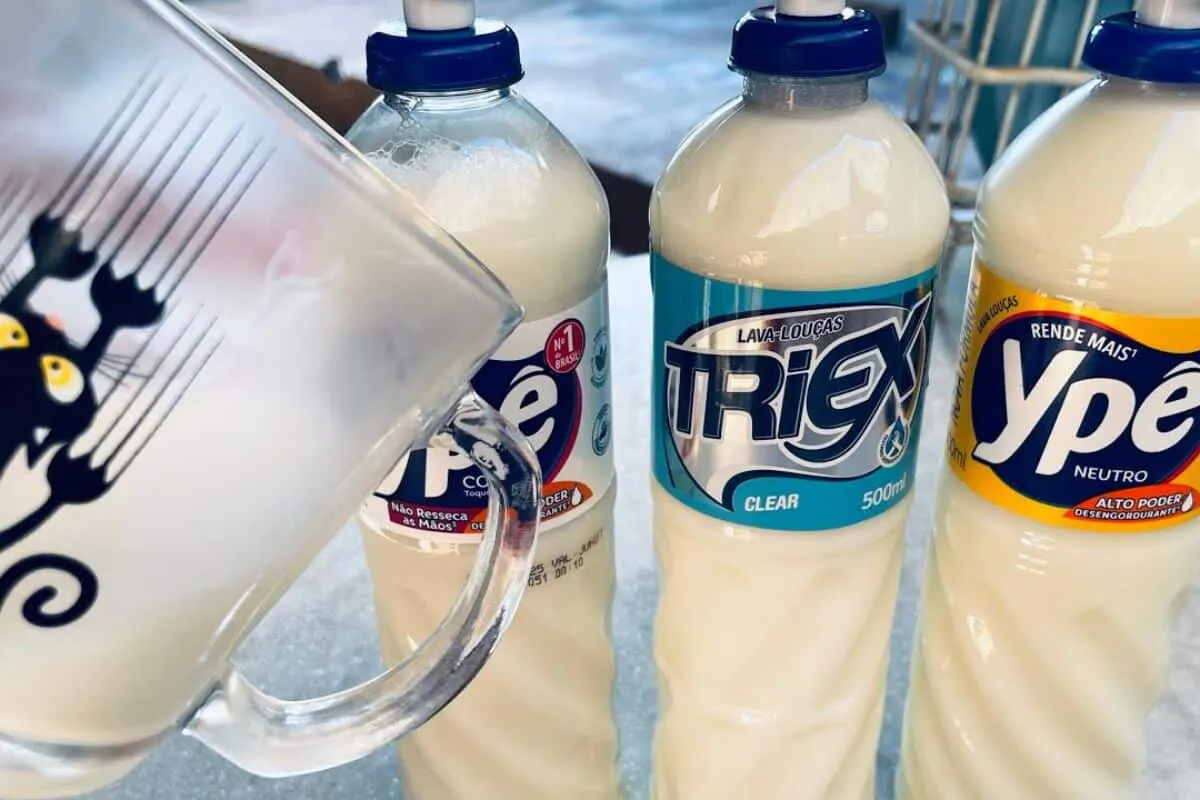 Detergente caseiro potente que limpa louça engordurada sem e