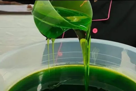 Detergente de limão caseiro que desengordura, limpa tudo e r