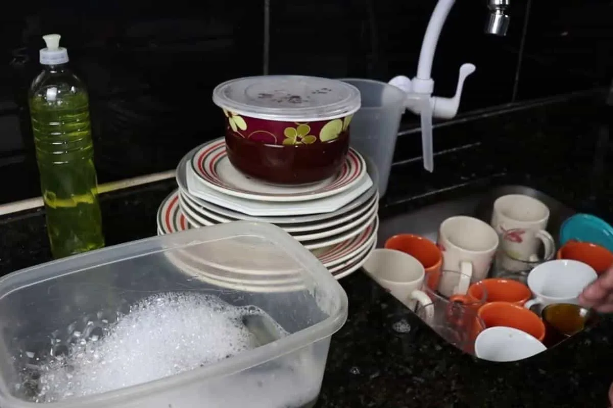 Dica para lavar louça de um jeito mais rápido depois do almo