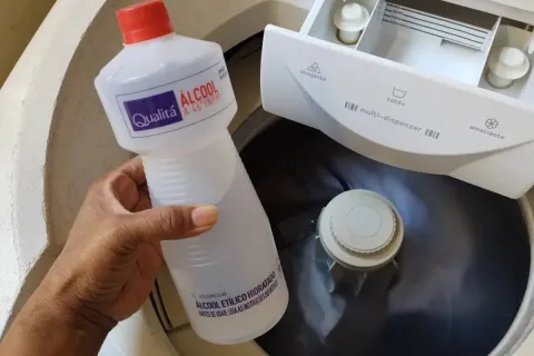 Dica para lavar roupas com álcool que te ajuda a economizar 