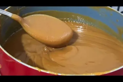 Doce de leite caseiro, que fica bem cremoso e com aquele gos