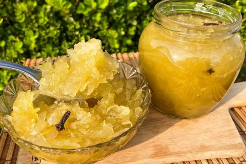 Doce de mamão verde com leite condensado feito na roça é uma