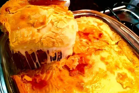 Empadão cremoso com uma massa leve que desmancha na boca e r