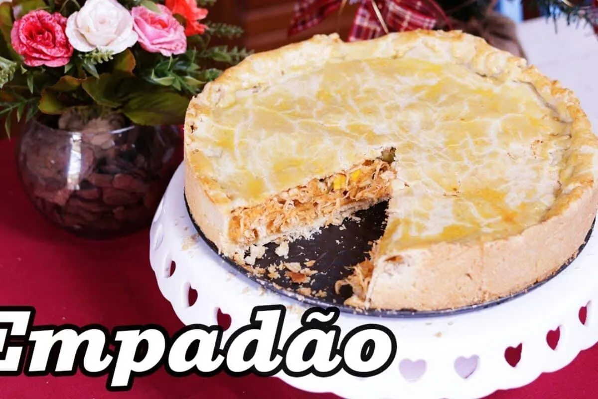 Empadão de frango com massa crocante que derrete na boca e r
