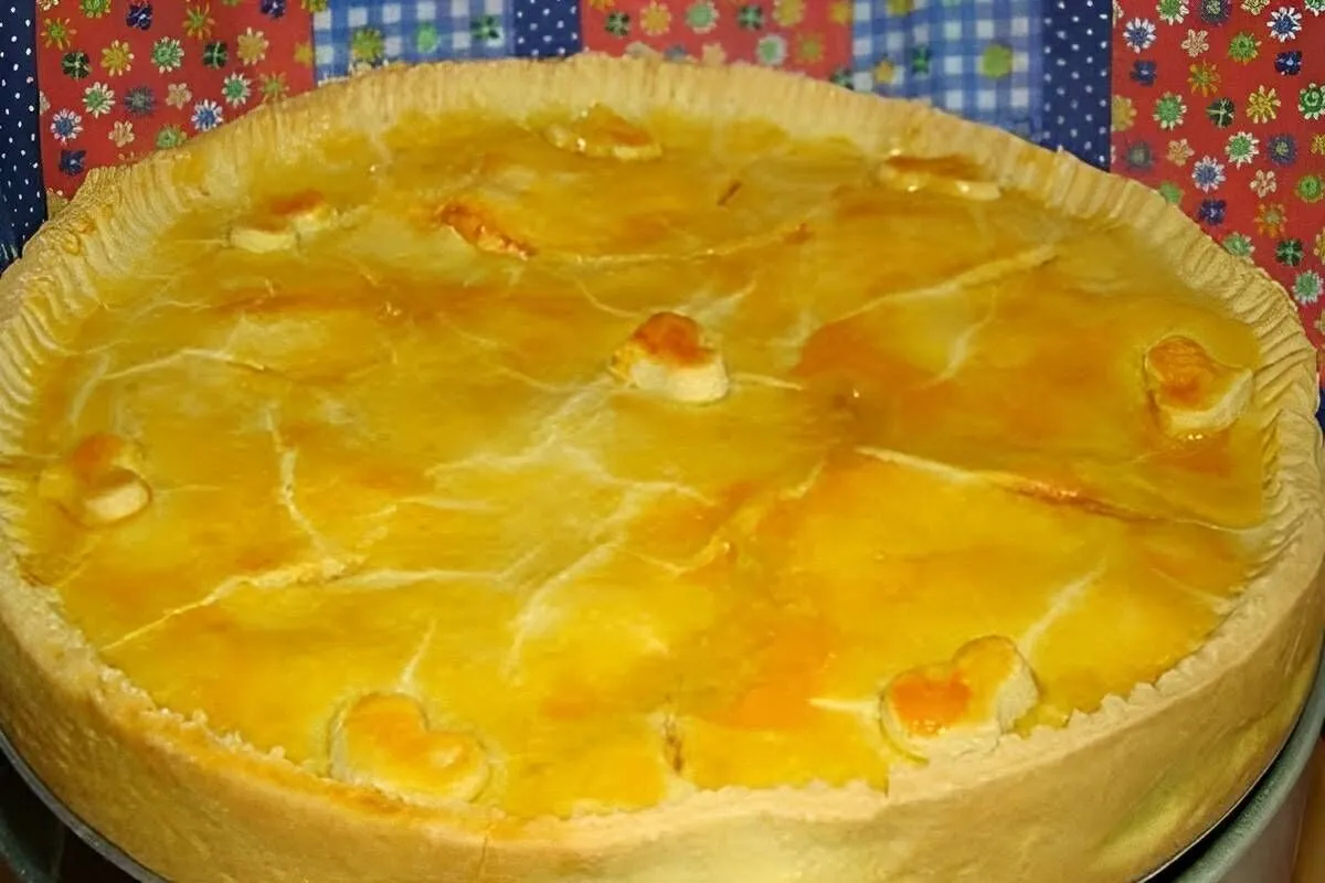 Empadão de frango com massa de 2 ingredientes: empadão que d