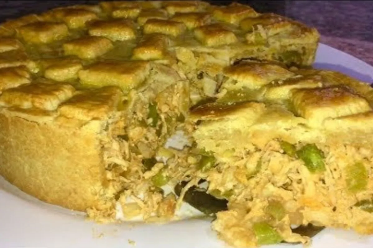 Empadão de frango com massa leve e saborosa que derrete na b