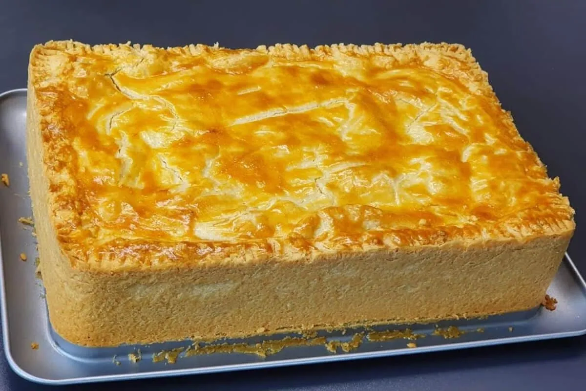 Empadão de frango com massa perfeita que desmancha na boca e