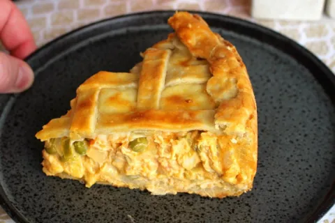 Empadão de frango com palmito, com uma massa que derrete na 