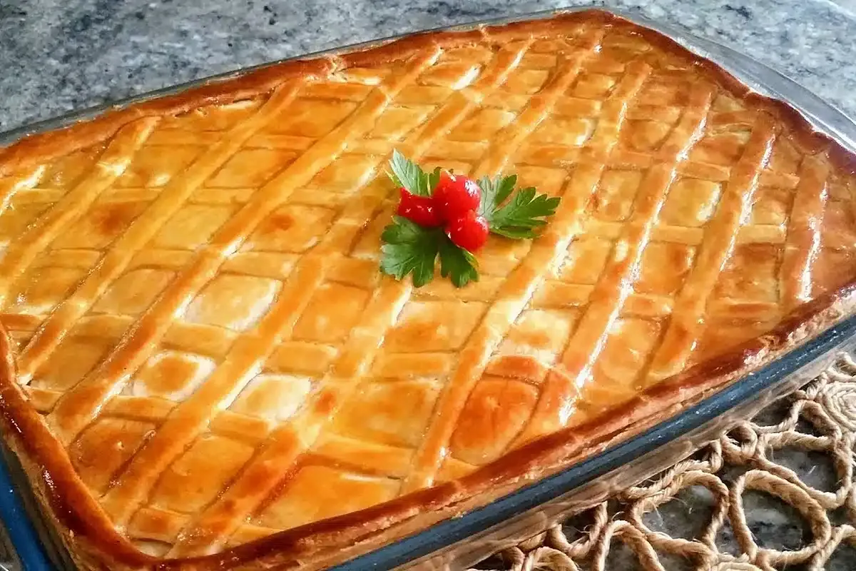 Empadão de frango com palmito feito com massa podre que derr