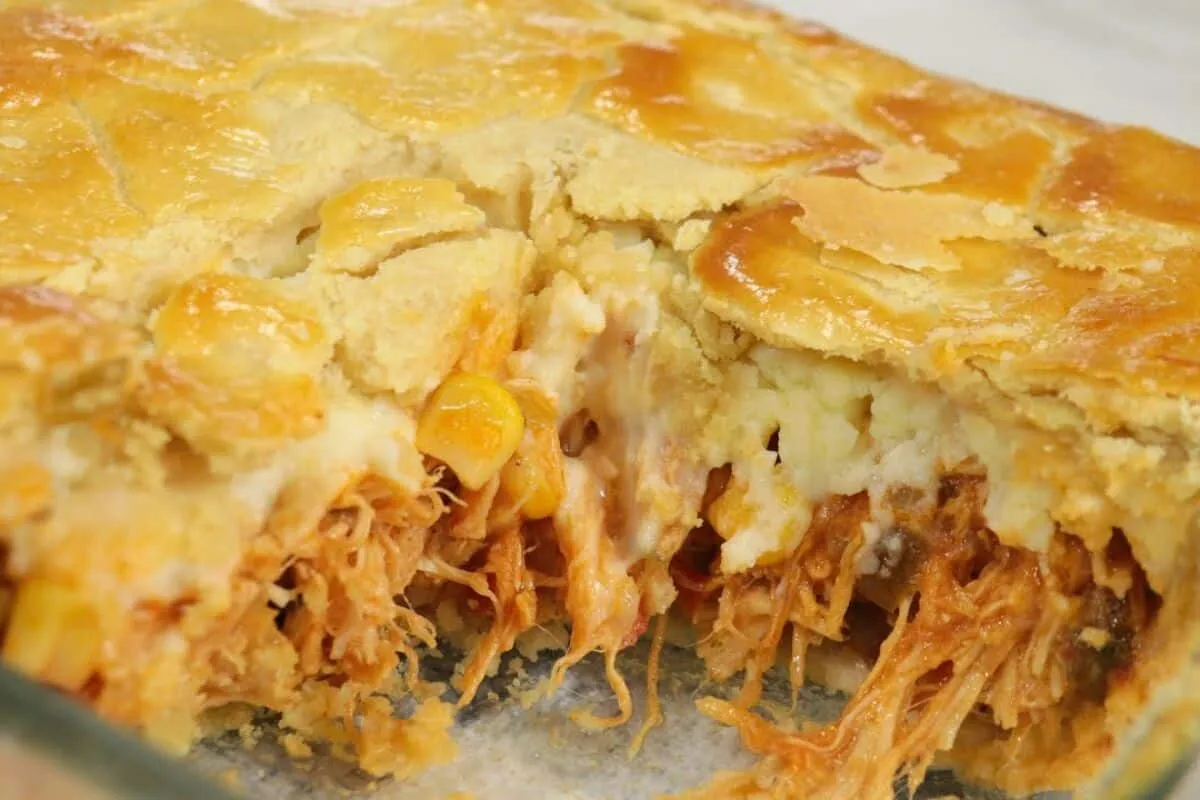 Empadão de frango cremoso, com uma massa incrível que derret