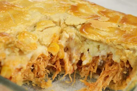 Empadão de frango cremoso, com uma massa incrível que derret