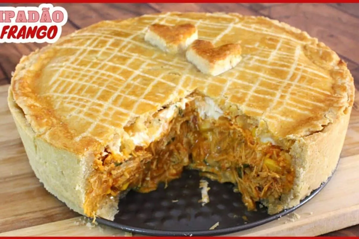 Empadão de frango cremoso, com uma massa que derrete na boca