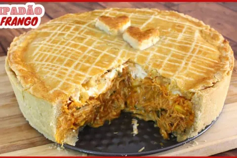 Empadão de frango cremoso, com uma massa que derrete na boca