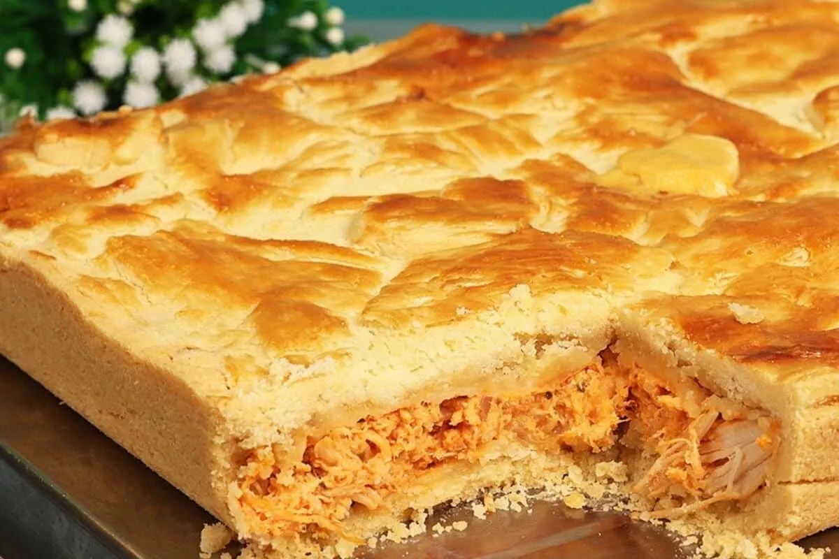Empadão de frango cremoso no tamanho família, feito com uma