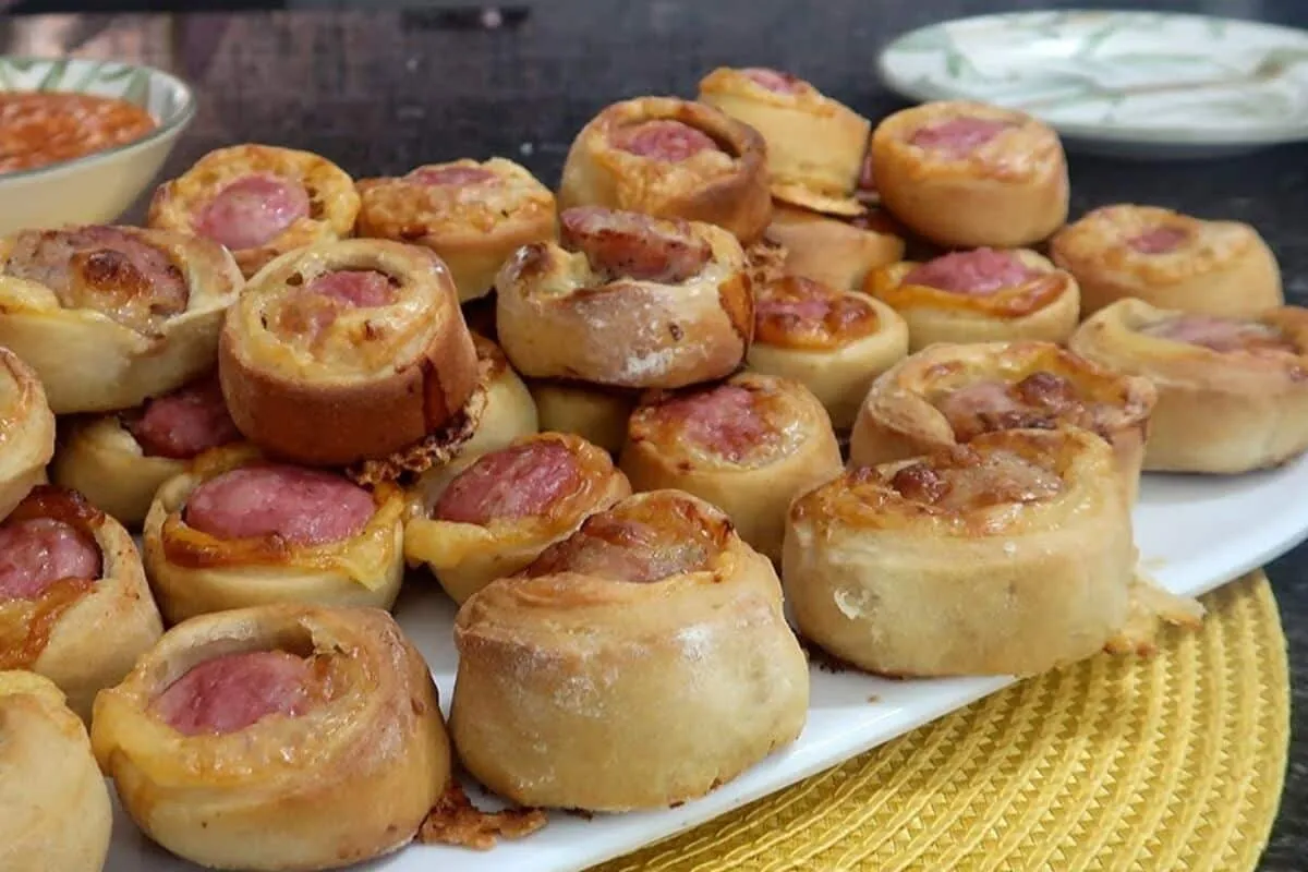 Enroladinho de calabresa macio com um molho maravilhoso, que