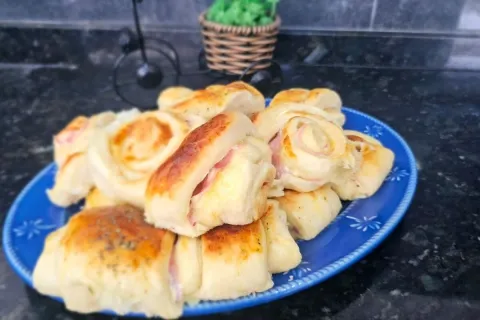 Enroladinho de presunto e queijo com cream cheese: uma delíc