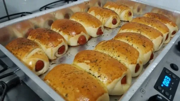 Enroladinho de Salsicha Assado