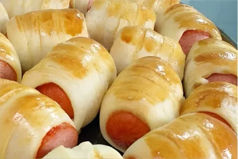Enroladinho de salsicha fácil uma delícia para comer a qualq