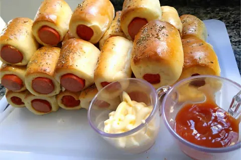 Enroladinho de salsicha ou doguinho um salgado bem prático e