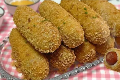 Enrolado de salsicha frito crocante e delicioso feito em pou