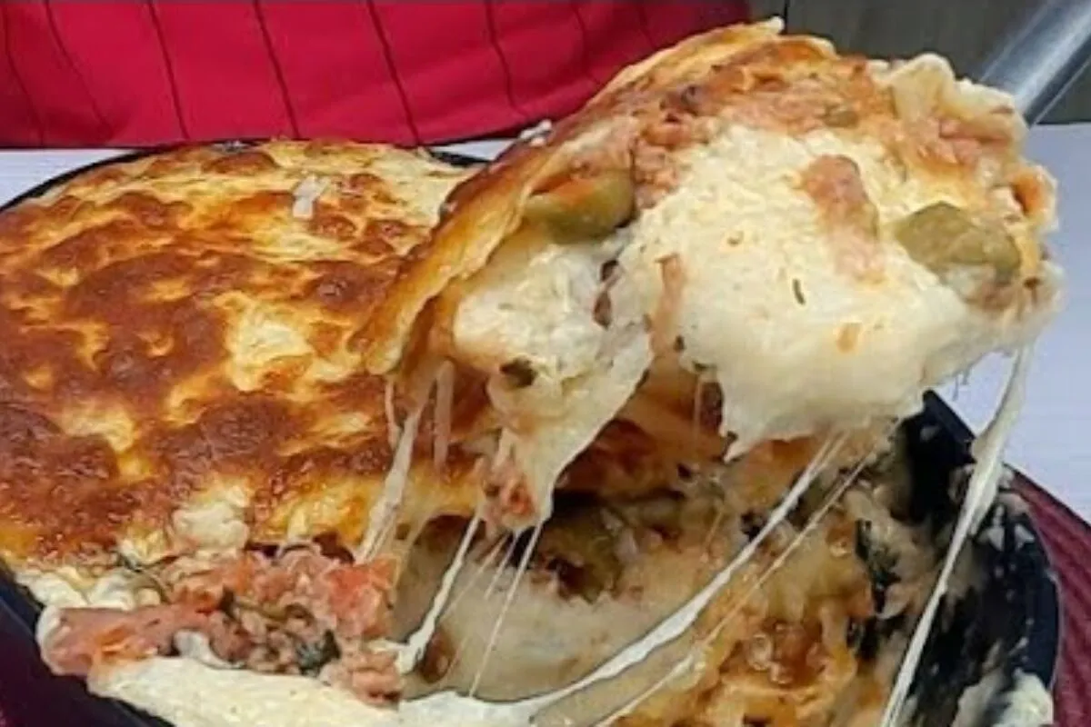 Escondidinho de calabresa, que fica cremoso, tem um preparo