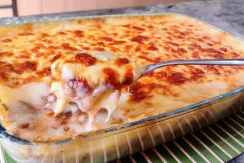 Escondidinho de carne moída com purê de batata, uma refeição