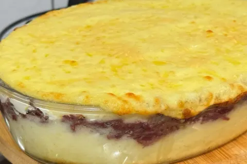 Escondidinho de carne seca gratinado com purê cremoso e rech