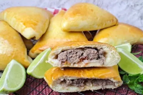 Esfiha de carne com massa fofinha e recheio molhadinho igual
