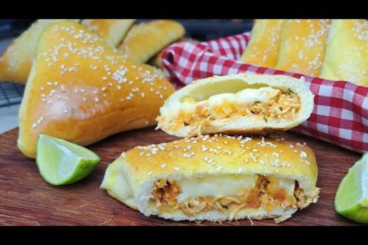 Esfiha de frango com requeijão com uma massa que parece uma