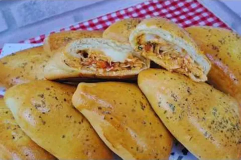 Esfiha de frango com requeijão que derrete na boca e tem a m