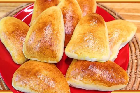 Esfiha de frango fofinha feita em casa, deliciosa, suculenta