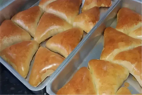 Esfiha fechada com massa bem fofinha e macia que derrete na 