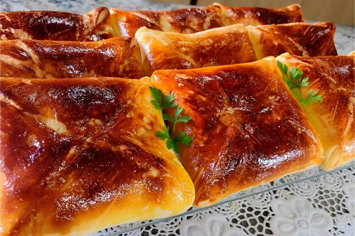 Esfirras de queijo deliciosas e fáceis de fazer para o lanch