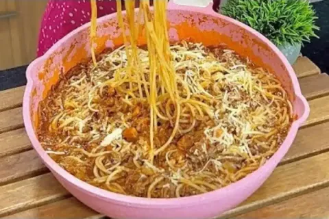 Espaguete com fraldinha e bacon bem cremoso e com muito molh