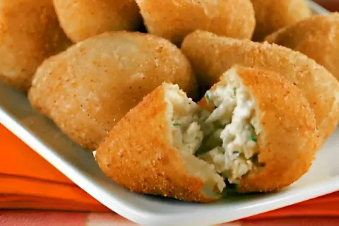 Essa é a coxinha mais fácil do mundo uma coxinha sem massa d
