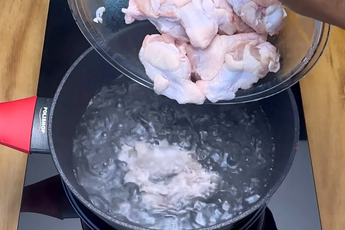 Essa receita de frango na panela sem precisar vai te surpree