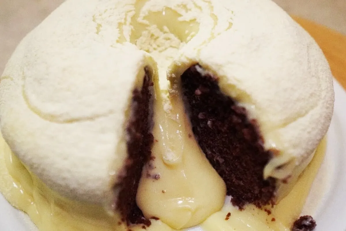 Esse bolo vulcão promete fazer o maior sucesso no seu cardáp