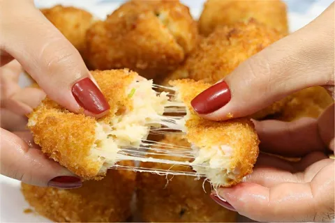 Esse é o bolinho de arroz mais gostoso que eu já provei e fa
