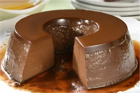 Esse é o pudim de chocolate tradicional com ovos e que vai a