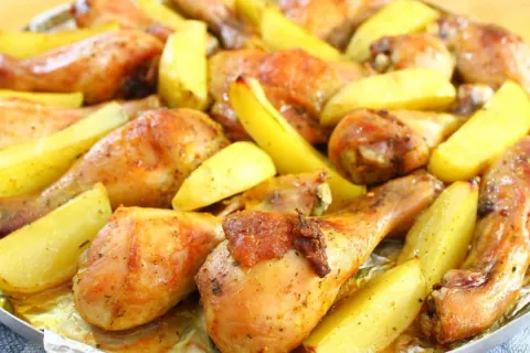 Esse é o segredo para fazer frango assado com batatas que fi