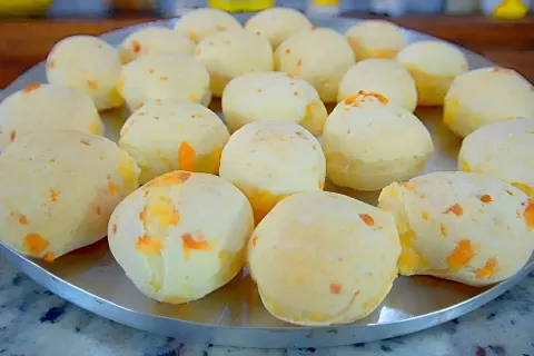 Esse pão de queijo tem um ingrediente secreto que não deixa 