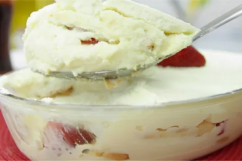 Esse pavê de morango fica espetacular e combina perfeitament