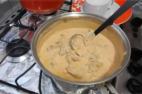 Estrogonofe de carne com milho muito cremoso saboroso e fáci