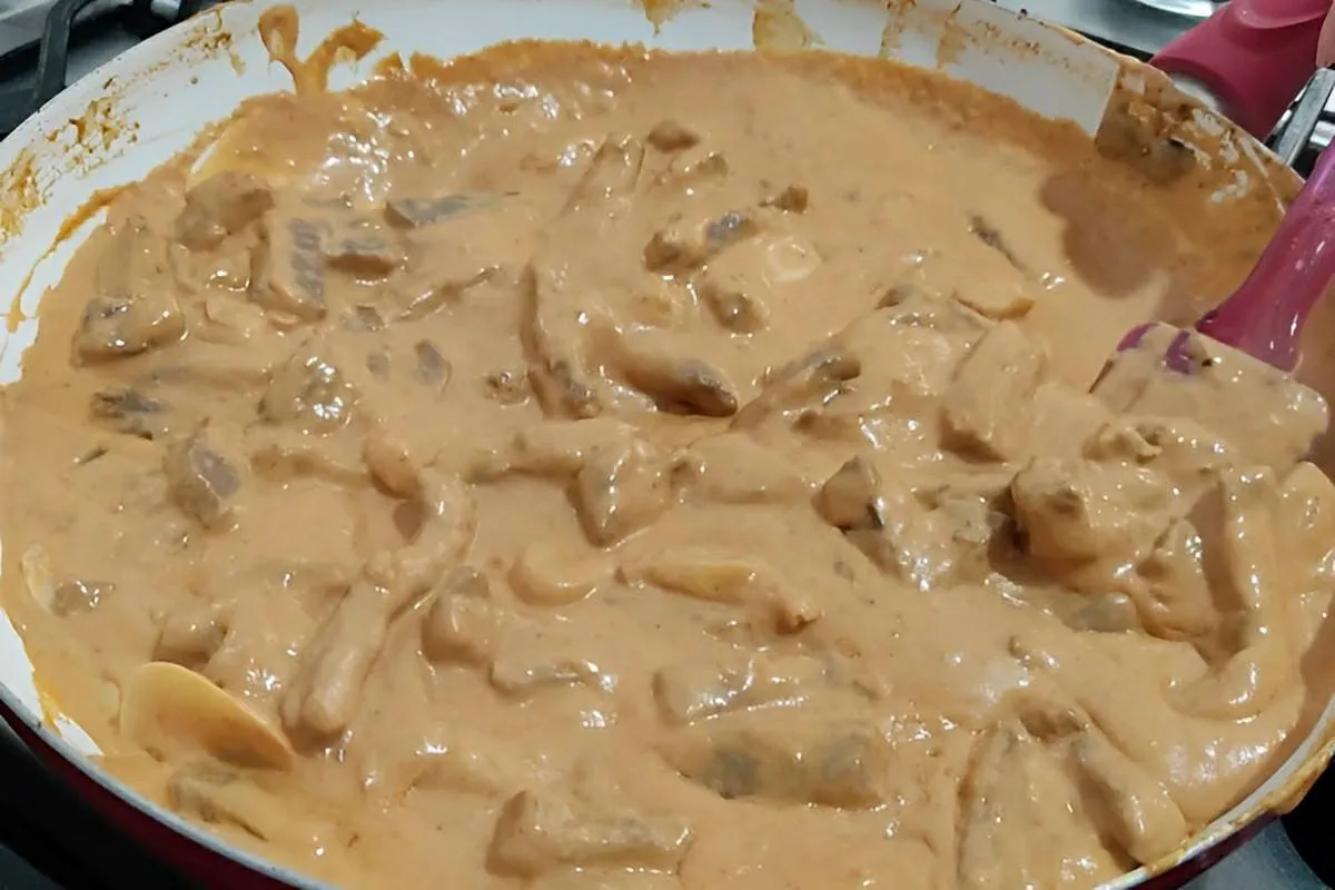Estrogonofe de carne de restaurante uma delícia pra fazer na